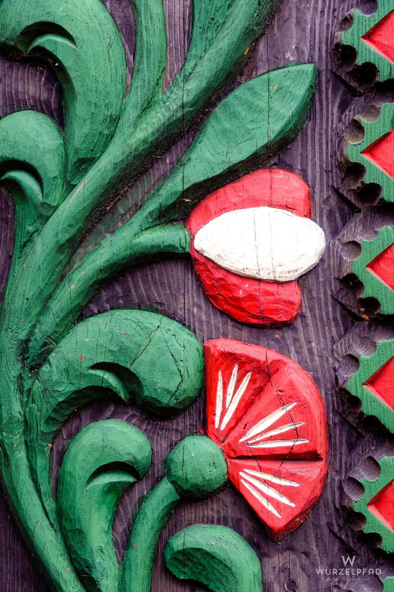 Holzrelief mit Blumen, Ambach, Bayern, Deutschland, 2021